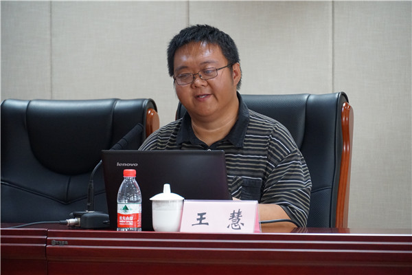 6.图为我市全国自强模范王慧同志作报告