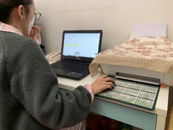 3图为刘婷同志居家工作照片