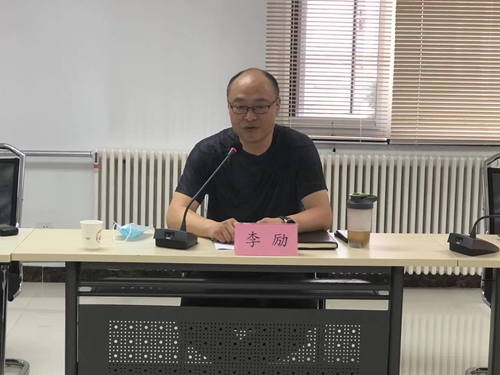 图为市残疾人康复服务指导中心副主任李励同志出席会议随后,李励同志
